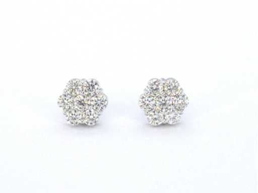 Boucles d’oreilles composites avec des brillants de haute qualité.