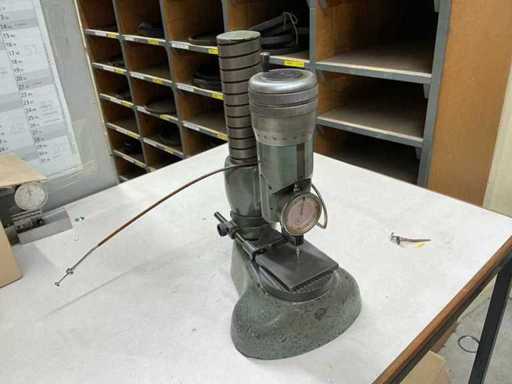 Precision measuring device with dial gauge display