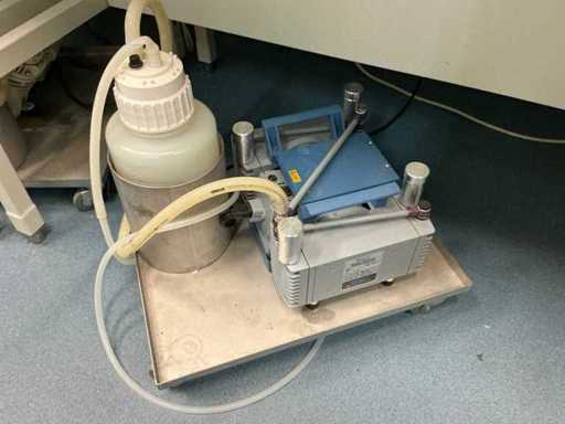Vacuubrand ME 8 Pompe avec plateau roulant
