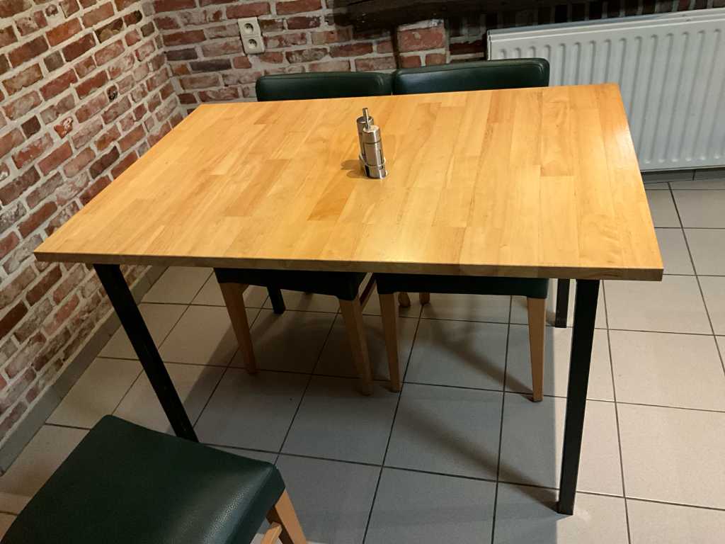 17 diverse metalen tafels+stoelen