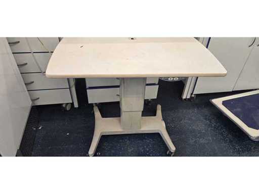 Motorized table for ophthalmic instruments