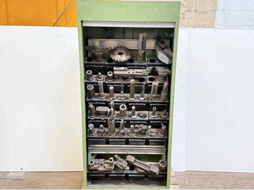   Armoire avec porte-outils
