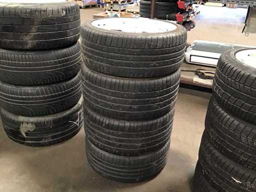 Aston Martin Felgen mit Reifen (4x)