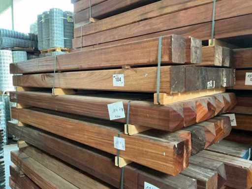 Hardwood post Okan (25x)