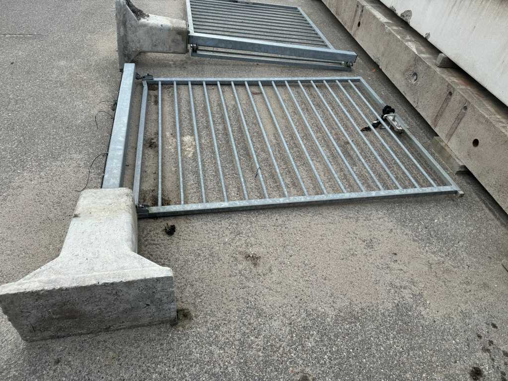 Steel fencing / gate including base