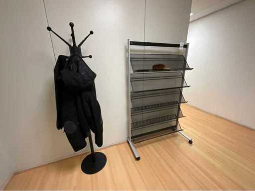 Stand de brochures et manteau de porte