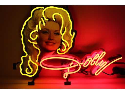 Éclairage de l’enseigne au néon Dolly Parton