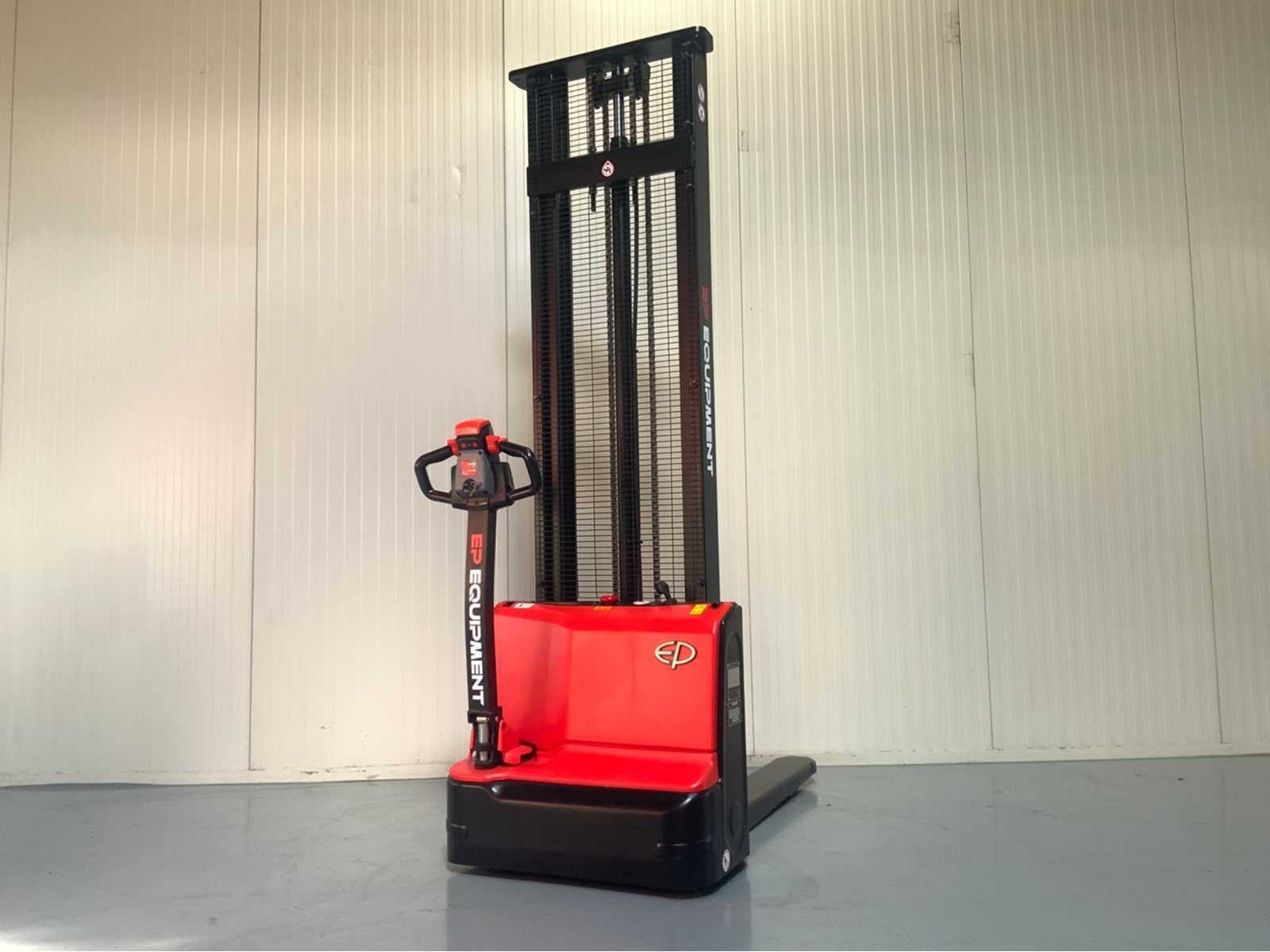 EP – EST 4.15 meters – Stacker internal loader 2025