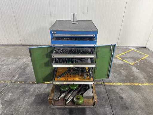 Armadio con attrezzi