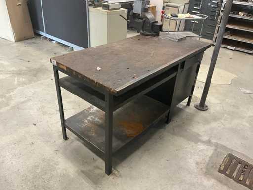 Werkbank mit Schraubstock ausgestattet