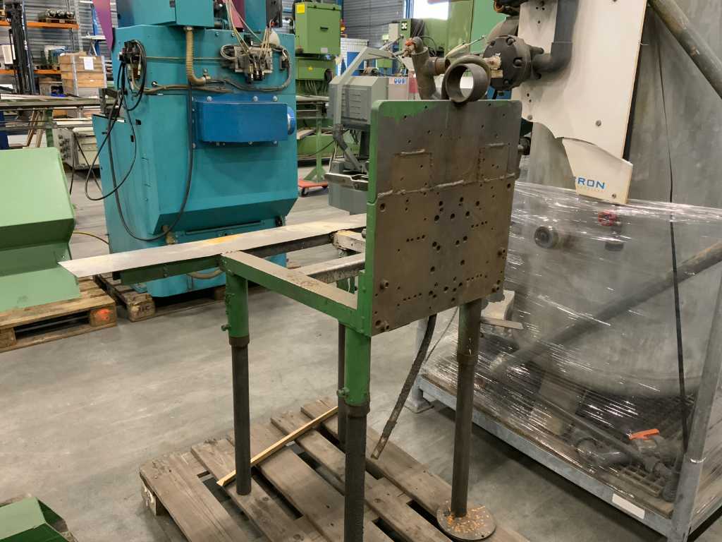 Clamping welding jig table