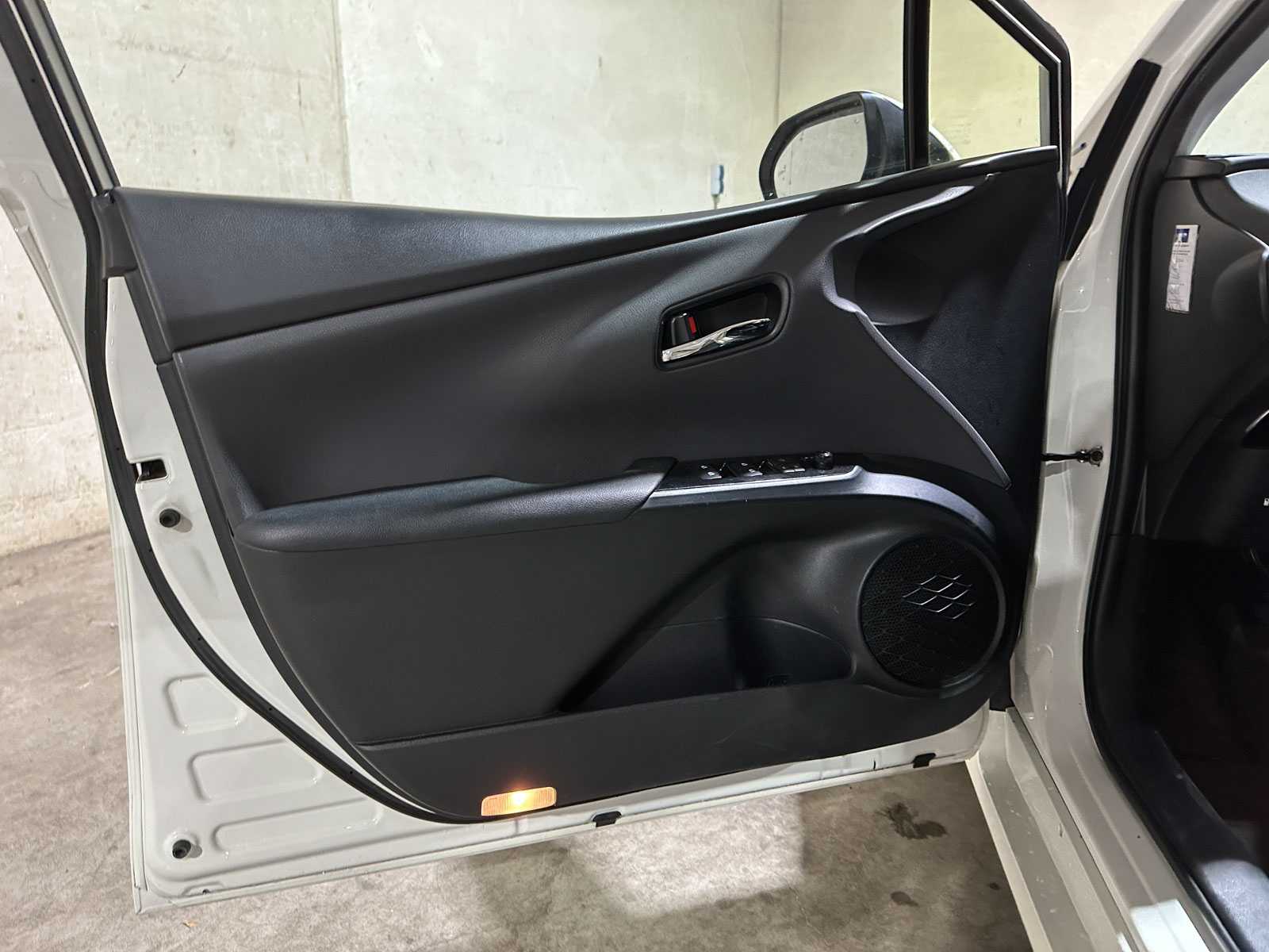 Toyota Prius 1.8 Dark Edition 98pk 2017, H-314-FX