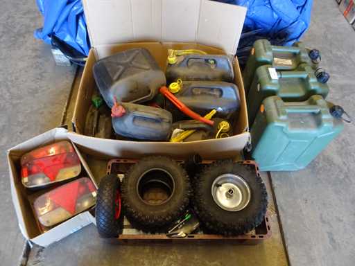 Lotto di bidoni, pneumatici pneumatici e luci posteriori