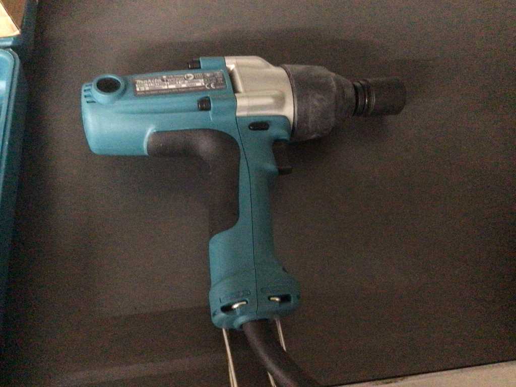 Makita tw0200 store impact wrench