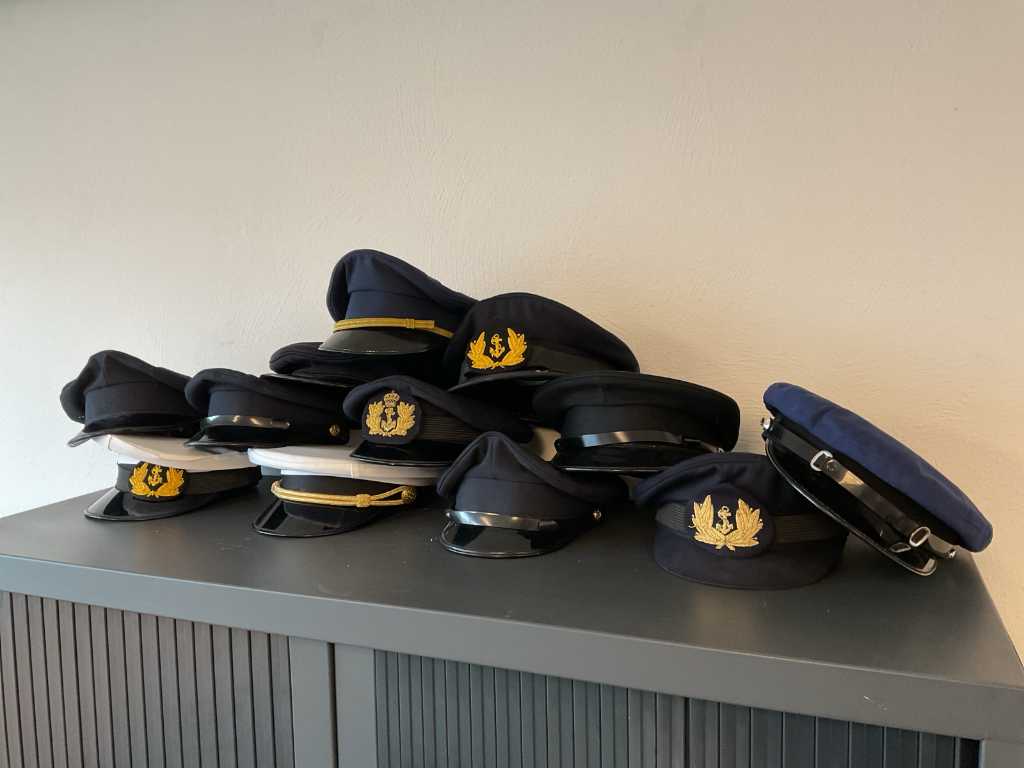 Lot de casquettes d’uniforme, 12 pièces