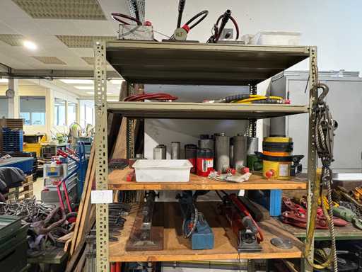   Hydraulik-Schrank mit Inhalt