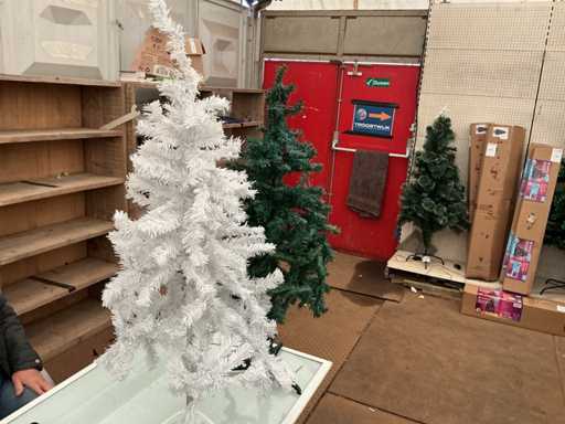 Weihnachtsbaum aus Kunststoff. (2x)