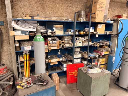   Werkstattregal mit Inhalt