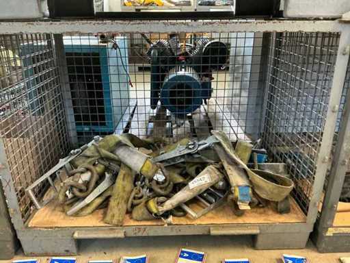 Bundle of belts and lashing chains