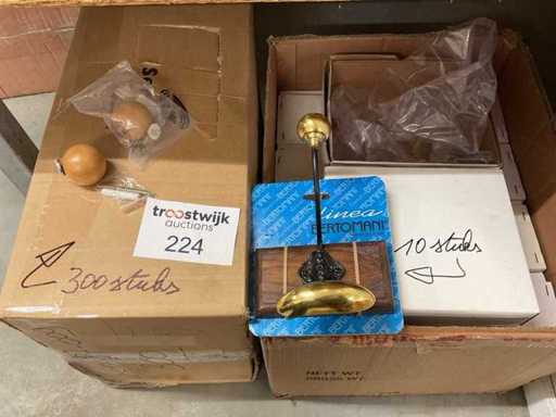 10 rustikale Garderobenständer und 300 Schrankknöpfe