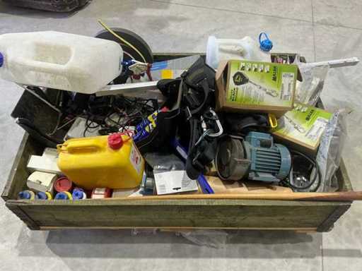 Batch of installation material and miscellaneous