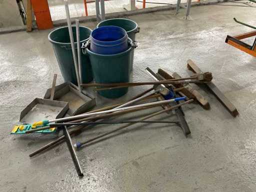 Lot de balais et de poubelles