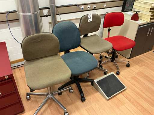 Bürostühle (4 volte)