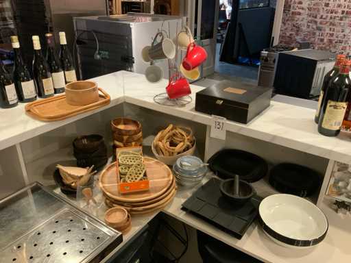 Vari tipi di stoviglie e forniture