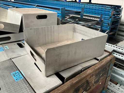 Batch of metal trays (50x)