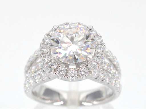Witgouden ring met diamanten en een briljant geslepen diamant van 3.00 carat