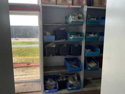 Metalen kasten met inhoud (2x)