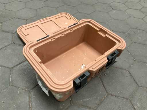 Cambro Food container (2x)