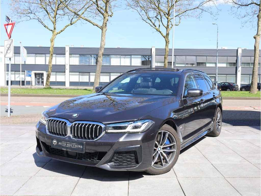 BMW serii 5 Touring 540i xDrive Business Edition Plus Sensatec Automatic 2021 Kamera laserowa Blind Spot Panoramiczna pamięć dachu