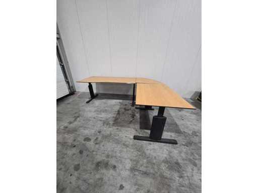 2 bureautafels en 3 bureaustoelen