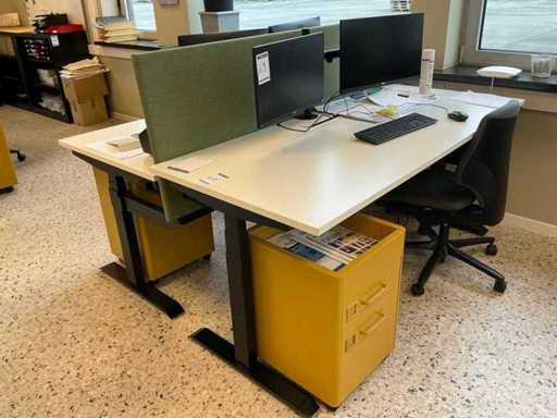 Geschakelde elektrische  in de hoogte verstelbare bureautafel (2x)