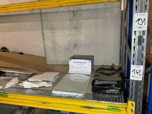 Panneaux en verre PV sur le lot