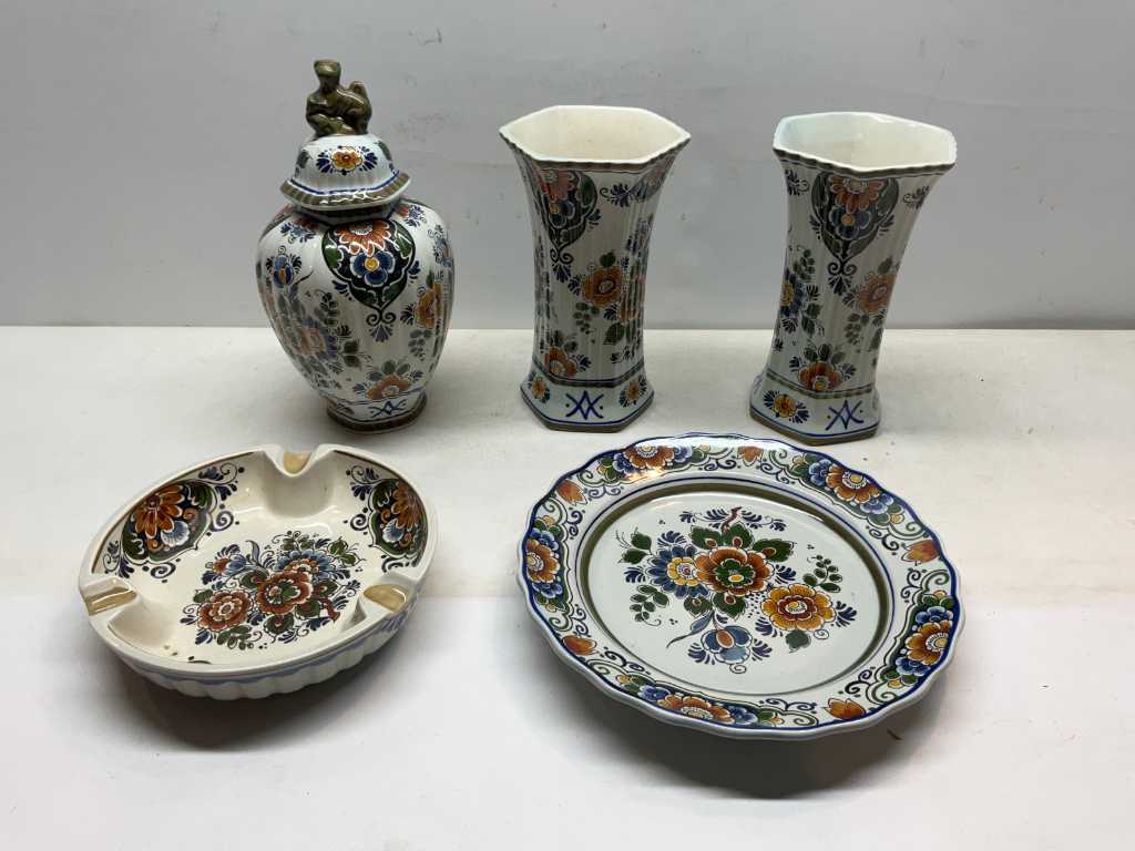 Delfter blaue Vasen mit Teller und Aschenbecher