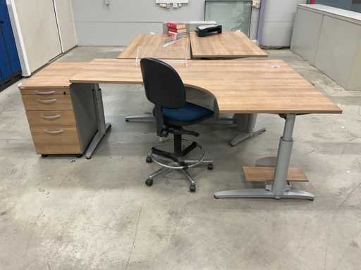 Arbeitsplatz bestehend aus Schreibtischen/Schränken/Bürostuhl