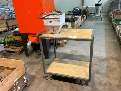 Carrello del Magazzino Manutan