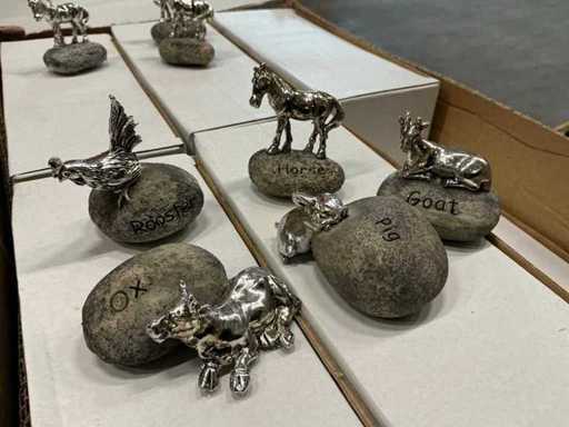 Partij diverse decoratieve beeldjes op steen (1000x)