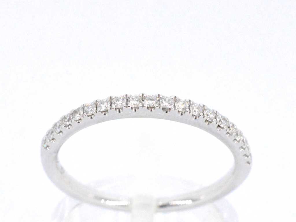 White gold ring with brilliant-cut diamond