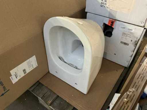 Toaletă montată pe perete