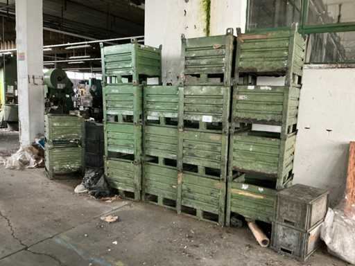 Stapelbare Eisenkisten (17x)