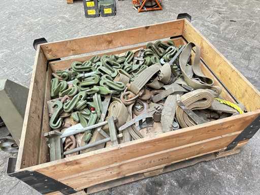 Lot de cârlige ?i curele din metale grele