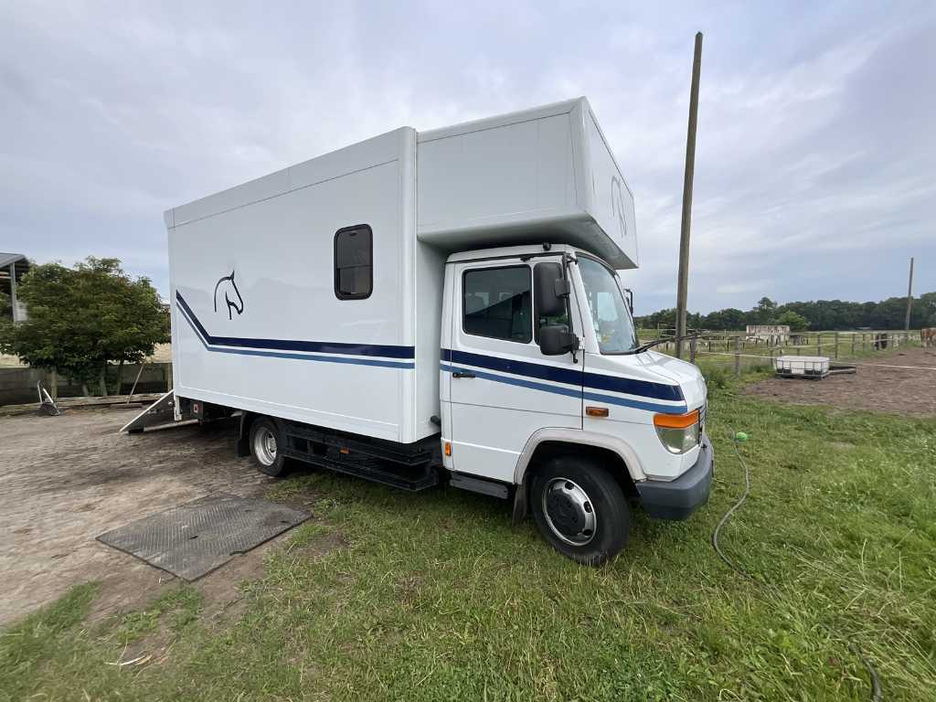 Paardenvrachtwagen Mercedes-Benz, 2000