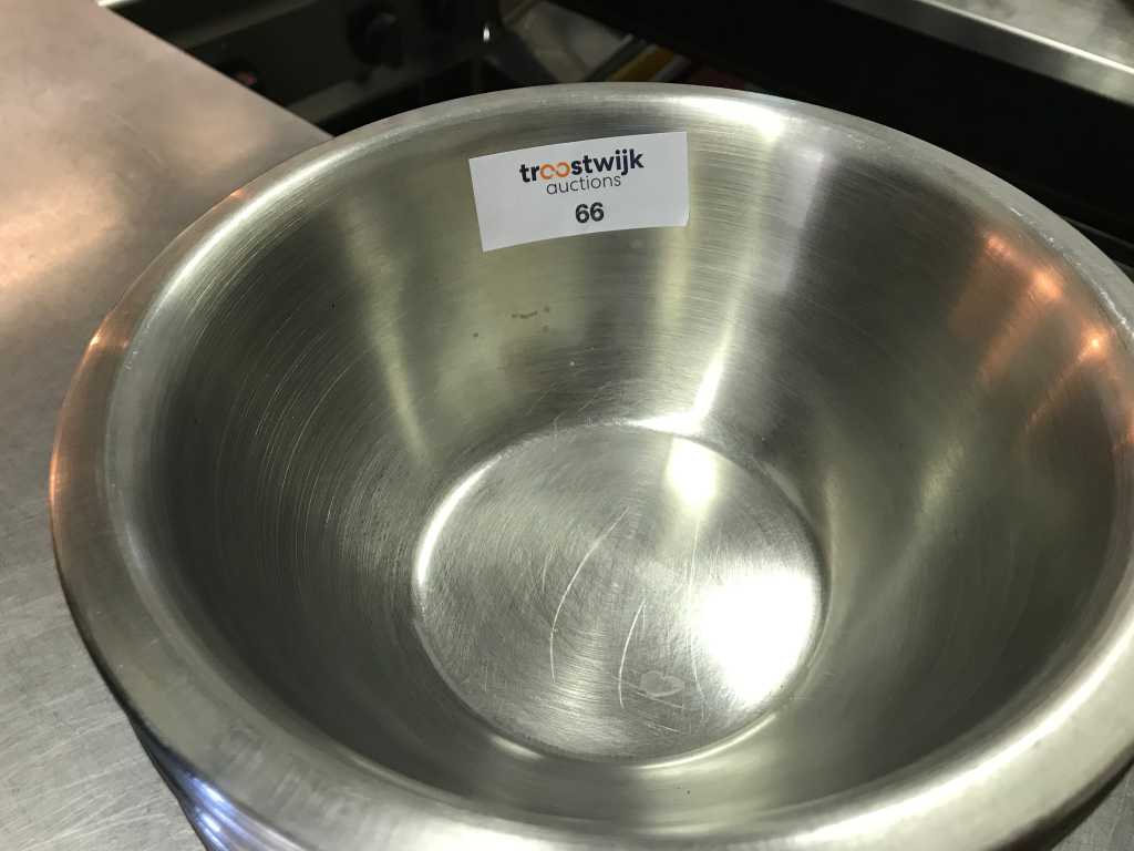 batch of stainless steel bowls (approx. 35 pieces)