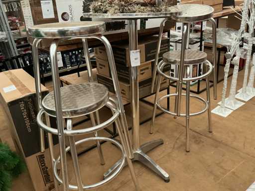 Barhocker mit hohem Stehtisch.