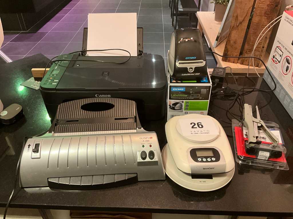 2 diverse printers, lamineerapparaat en 2 weegschalen