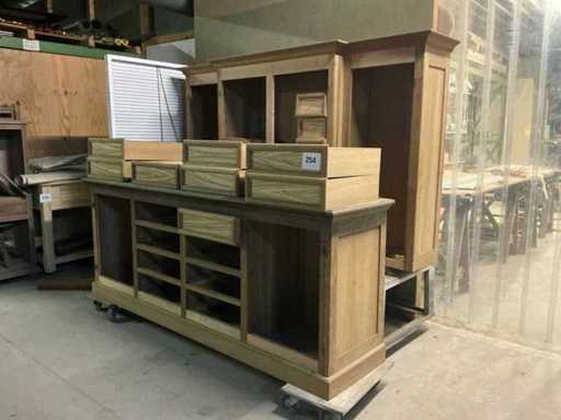 Armoire en bois inachevée