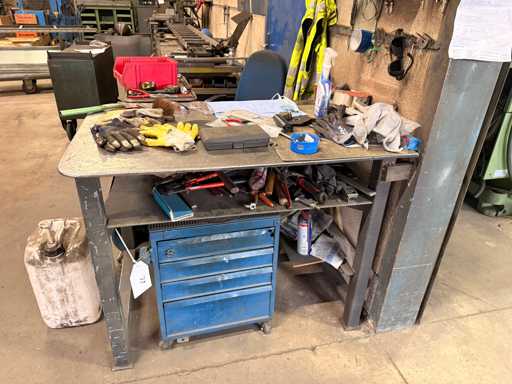   Stahltisch mit Inhalt